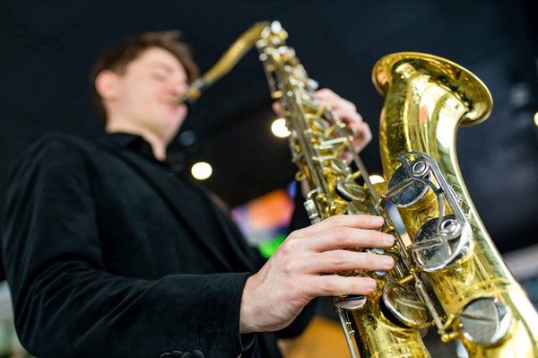 Rythmes du monde : les influences internationales au festival de jazz